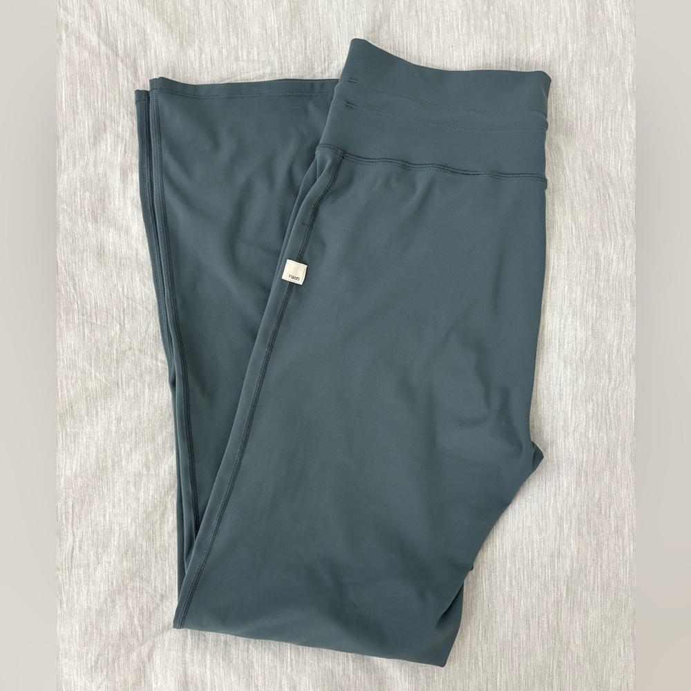Vuori daily legging wide leg. Size M